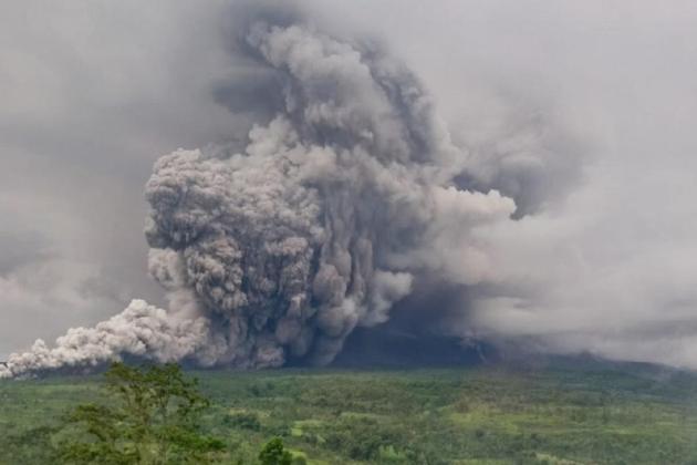 Awas! Gunung Semeru Semburkan Asap Setinggi 1.000 Meter, Ratusan Gempa Terekam!