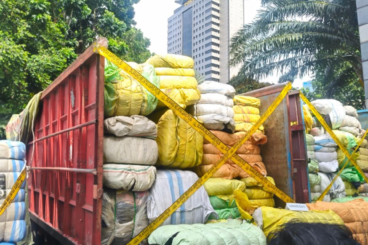 Polisi Gagalkan Penyelundupan 439 Bal Pakaian Bekas Impor di Jakarta