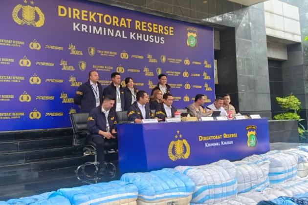 Polisi Gagalkan Penyelundupan 439 Bal Pakaian Bekas Impor di Jakarta