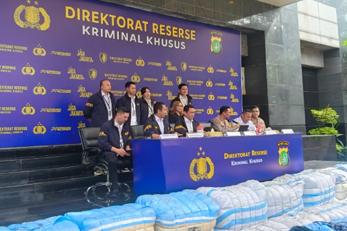 Polisi Gagalkan Penyelundupan 439 Bal Pakaian Bekas Impor di Jakarta