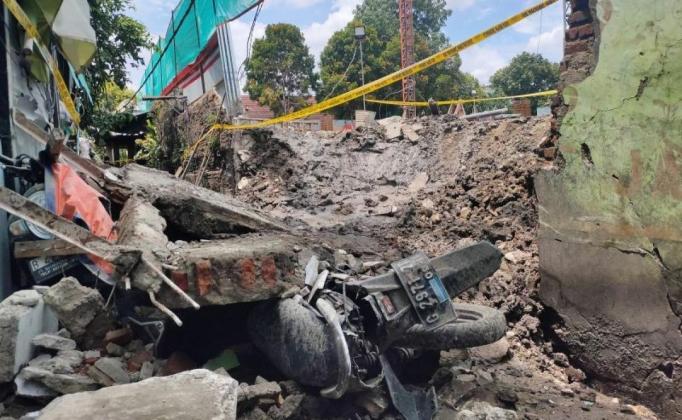 Tembok Sekolah di Jakarta Barat Tiba-Tiba Roboh, Timpa 4 Motor Warga