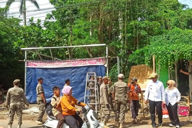 Satpol PP Tertibkan PKL dan Bangunan Liar di Depok, Sebanyak 211 Botol Miras Disita