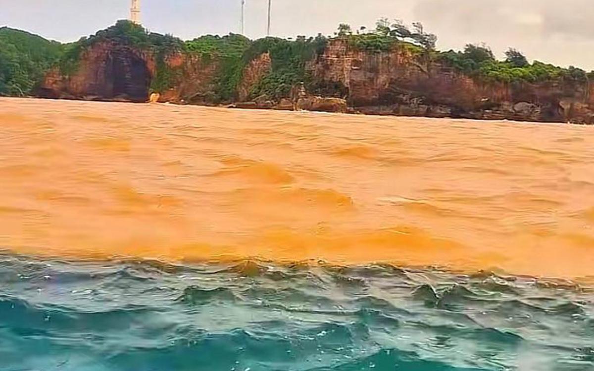 Fenomena Langka! Air Laut Dua Warna Kembali Hiasi Pantai Baron