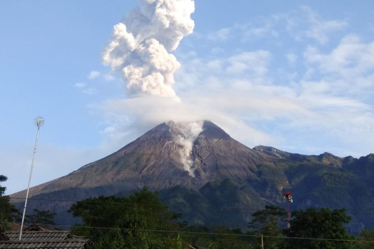 Gunung Merapi Keluarkan Awan Panas Hingga 1,5 Km, Kini Berstatus Level III Siaga