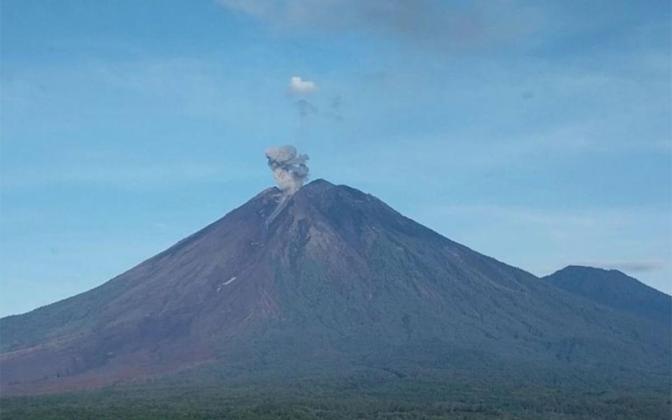 Gunung Semeru Erupsi 8 Kali Bertubi-tubi, Kolom Abu Mencapai 1 Km