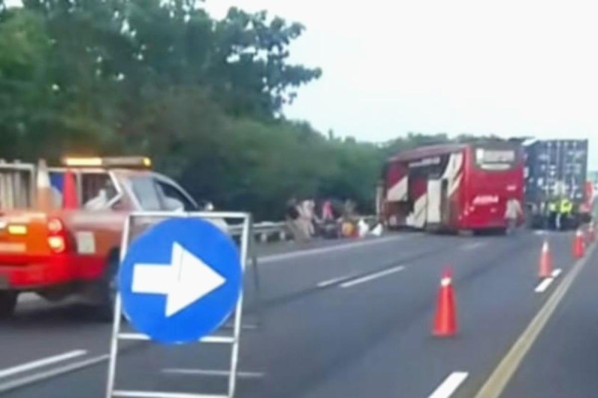 Empat Kendaraan Terlibat Kecelakaan Beruntun di Tol Cipali