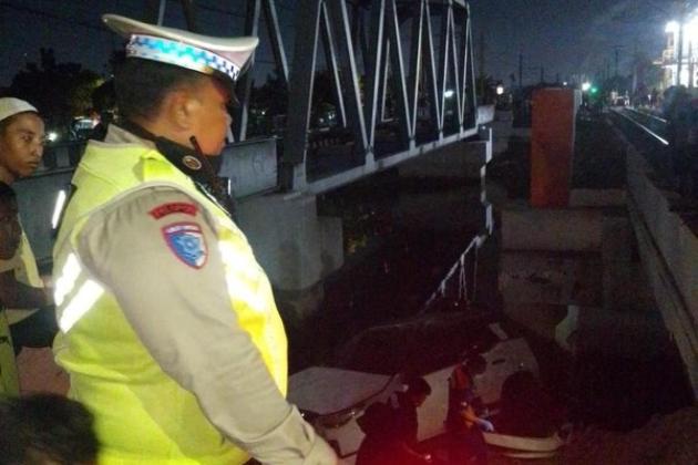 Mobil Terjun ke Kali Usai Diseruduk Kereta di Jakarta Barat, Tak Ada Korban Jiwa