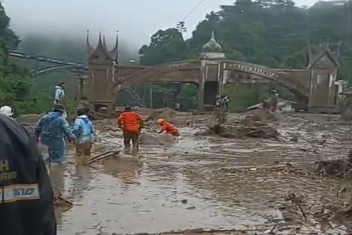 Menkes Soroti Besarnya Jumlah Korban Banjir Bandang Padang: Penanganan Harus Ditingkatkan