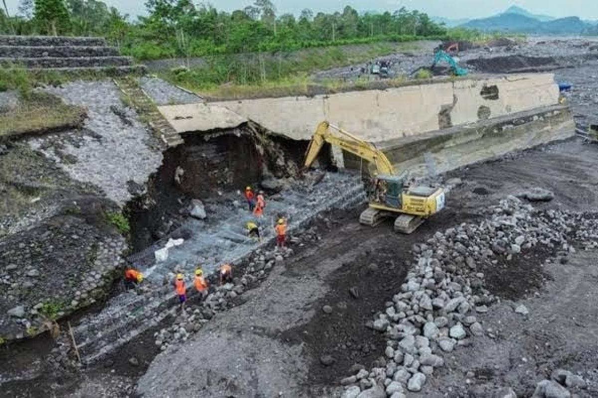 Cegah Lahar Semeru Meluap, 15 Alat Berat Kerja 24 Jam di Besuk Kobokan
