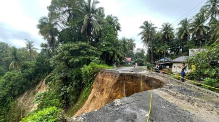Jalan Padang Pariaman-Agam Longsor Parah, Akses Utama Sumatera Barat Terputus
