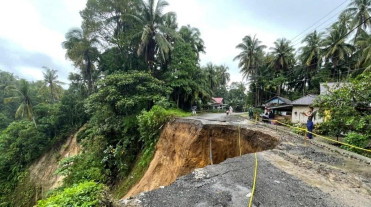Jalan Padang Pariaman-Agam Longsor Parah, Akses Utama Sumatera Barat Terputus