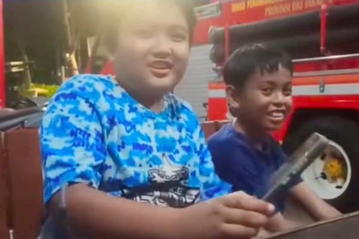 Viral !! Dua Anak di Jakarta Timur Kembalikan HP Temuan ke Pos Damkar