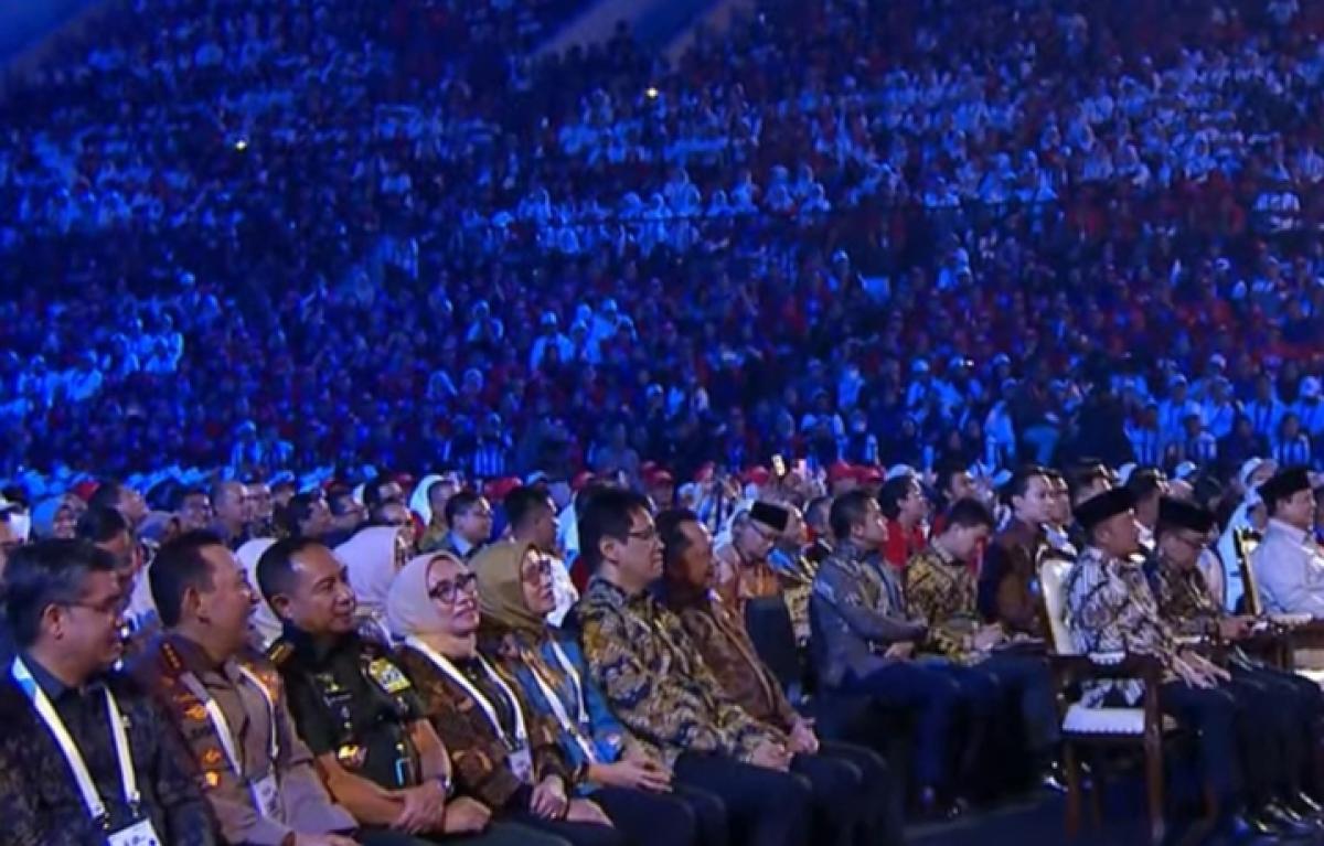 Menteri Purbaya Disambut Sorakan Guru di Peringatan Hari Guru Nasional 2025