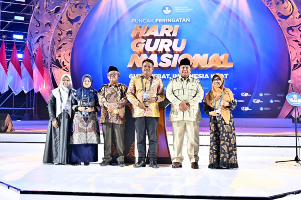 Prabowo Apresiasi Tiga Guru Berprestasi di Hari Guru Nasional 2025