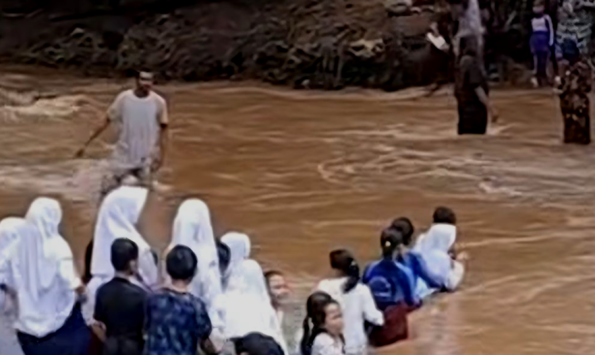 Presiden Prabowo Putar Video Anak Sekolah Seberangi Sungai, Langsung Perintahkan Pembentukan Satgas Darurat