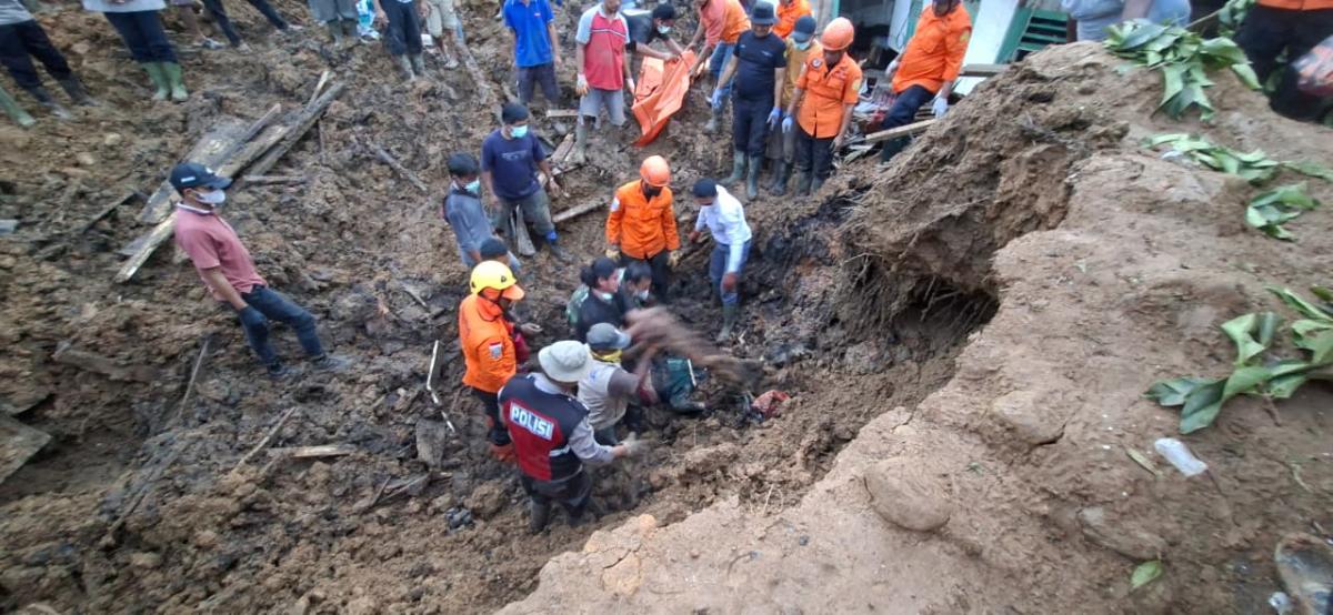 Operasi SAR Hari ke-3 di Sibolga-Tapteng-Tapsel: 72 Orang Tewas, 100+ Hilang, Ratusan Dievakuasi!