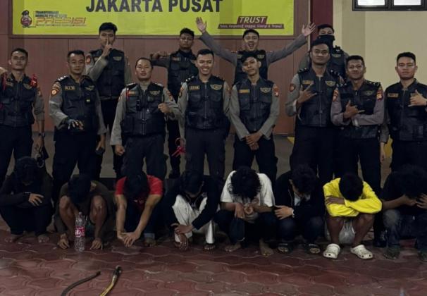 Patroli Presisi Tangkap 8 Pemuda Bersenjata Celurit di Bawah Flyover Roxy