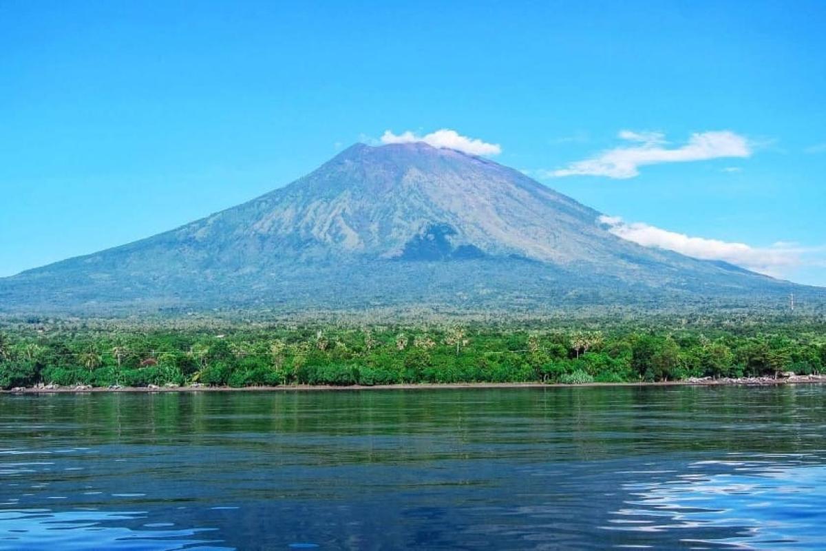 Kepulan Asap Terlihat di Puncak Gunung Agung, Ini Penjelasan BPBD