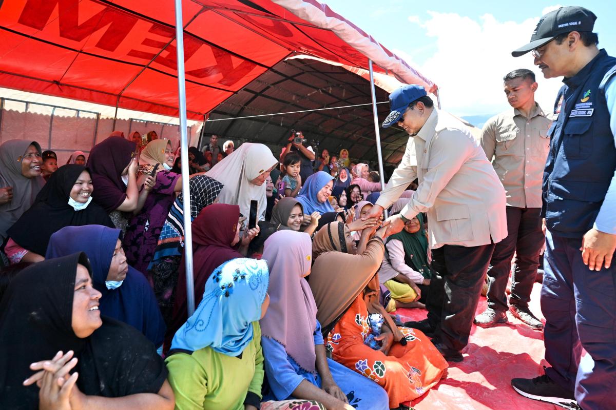 Prabowo Tinjau Ribuan Pengungsi Banjir di Aceh Tenggara