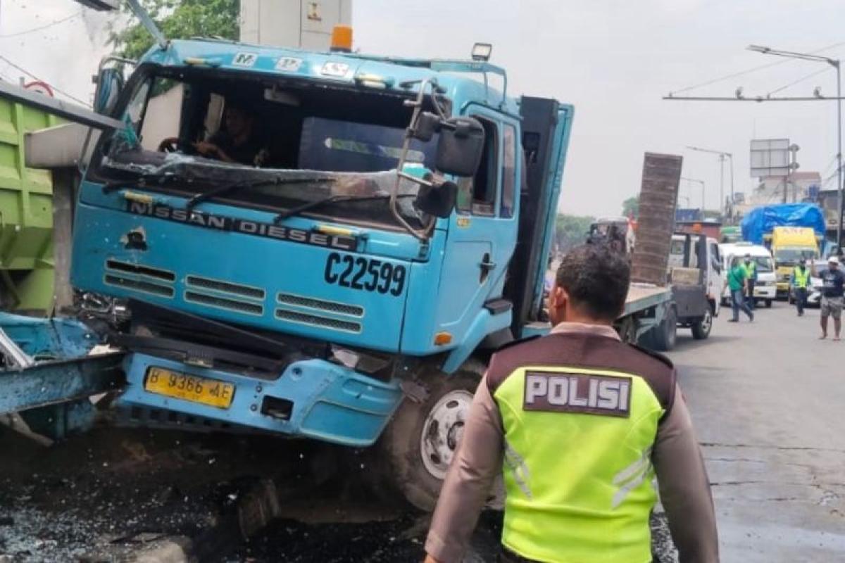 Truk Bak Terbuka Tabrak Halte di Tanjung Priok, Jalan Enggano Macet Total
