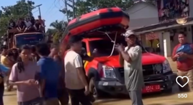 Basarnas Buka Suara Soal Video Viral Emak-Emak Korban Banjir Ngamuk Petugas