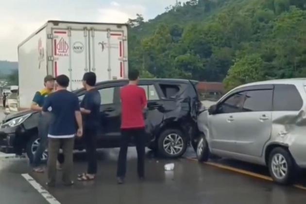 Kecelakaan Beruntun Terjadi di Tol Cipularang, Total 9 Mobil Jadi Korban