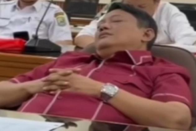 Dirut Tirta Patriot Tertidur di RDP, Warganet Salfok Jam Tangan Rp228 Juta yang Dipakainya
