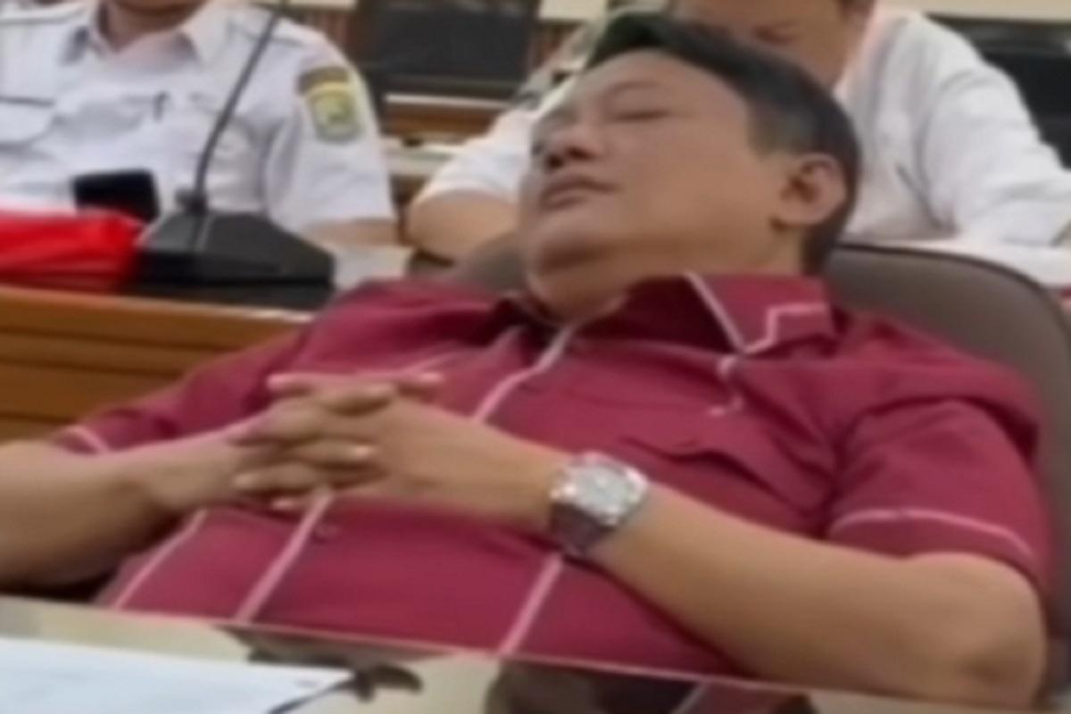 Dirut Tirta Patriot Tertidur di RDP, Warganet Salfok Jam Tangan Rp228 Juta yang Dipakainya
