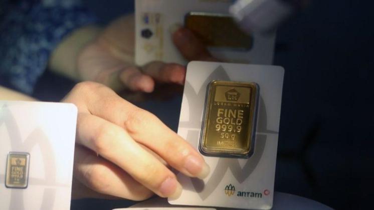 Harga Emas Antam Ambyar! Ambles Rp13.000 Hari Ini