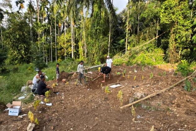Monumen Duka di Agam: Upaya Darurat Warga Kampung Tengah Memakamkan Korban Bencana