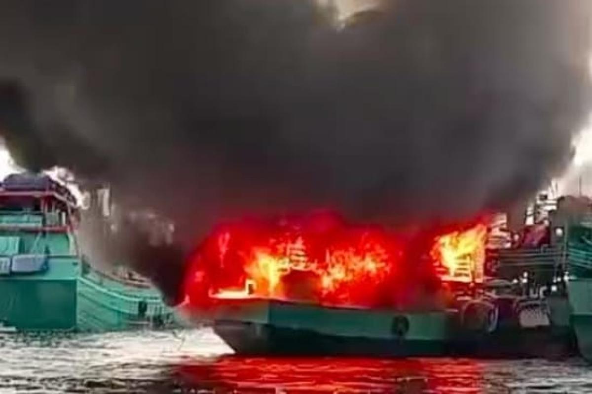 Dua Kapal Nelayan Terbakar di Muara Baru, Belasan Mobil Damkar Turun Tangan