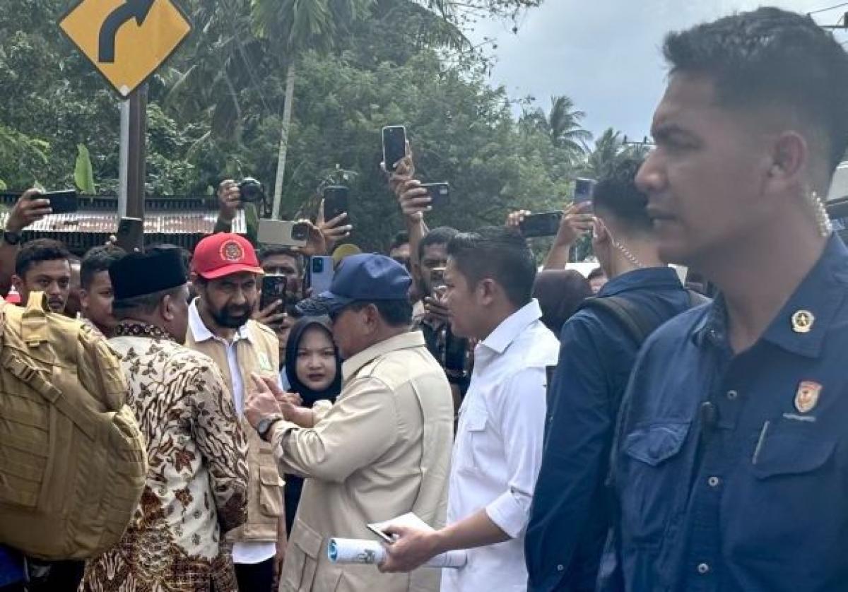 Prabowo Dengarkan Jeritan Hati Pengungsi di Bireun, Harta Benda Habis Diterjang Banjir Bandang