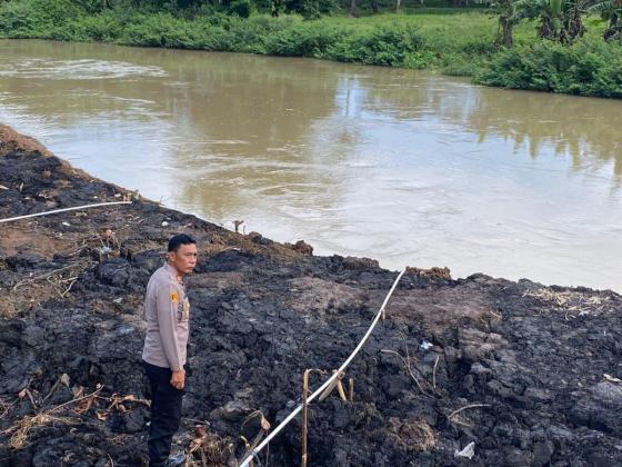 Antisipasi Banjir, Polisi Tangerang Cek Debit Air Kali Cimanceri dan Pasilian 