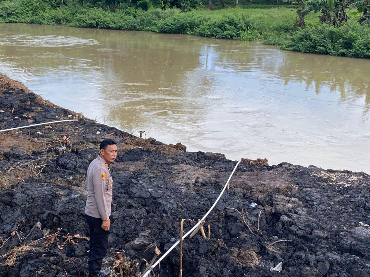 Antisipasi Banjir, Polisi Tangerang Cek Debit Air Kali Cimanceri dan Pasilian 