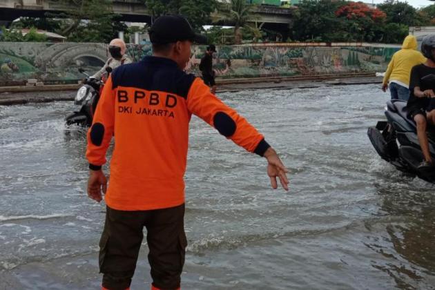 Banjir Rob Rendam Jalan RE Martadinata Dekat JIS, Petugas Kerahkan Pompa Apung