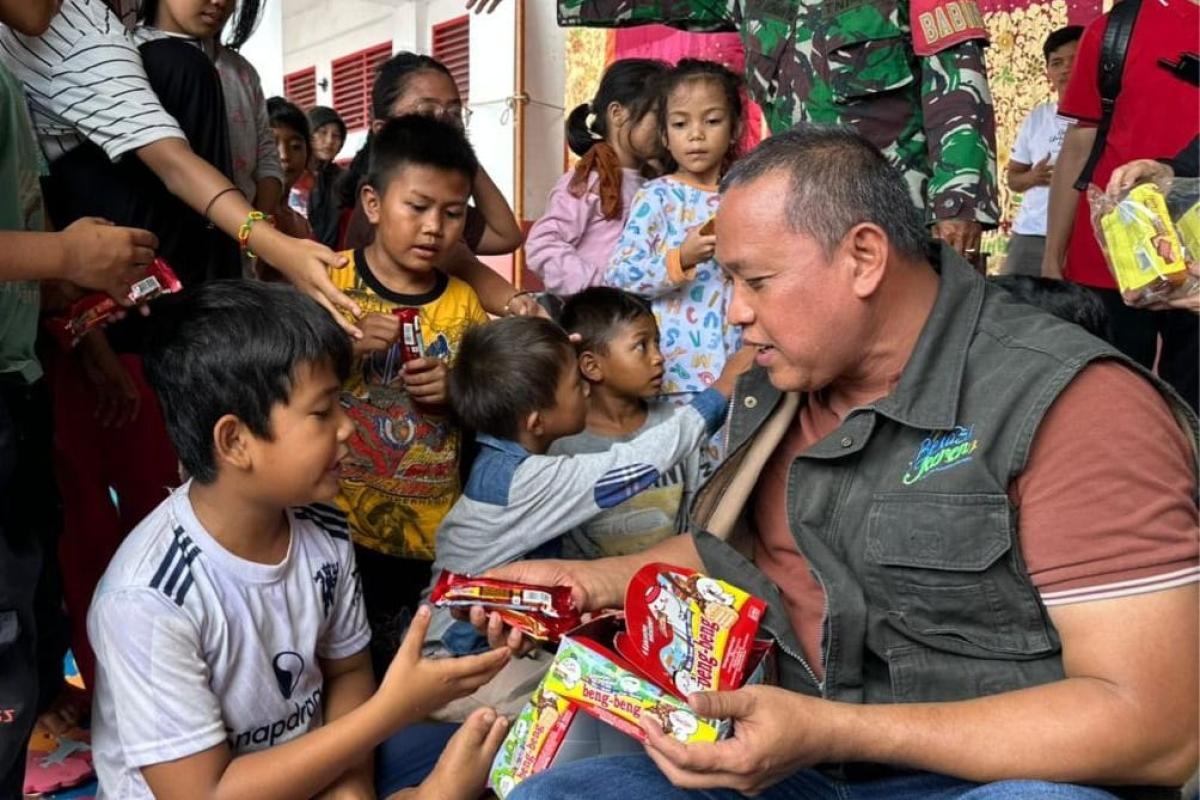 Tri Adhianto Turun ke Sumatera Barat, Salurkan Langsung Bantuan ke Korban Bencana Alam