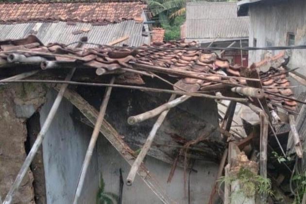 Angin Kencang Terjang Wanaherang, Dua Rumah Rusak dan Empat Warga Mengungsi