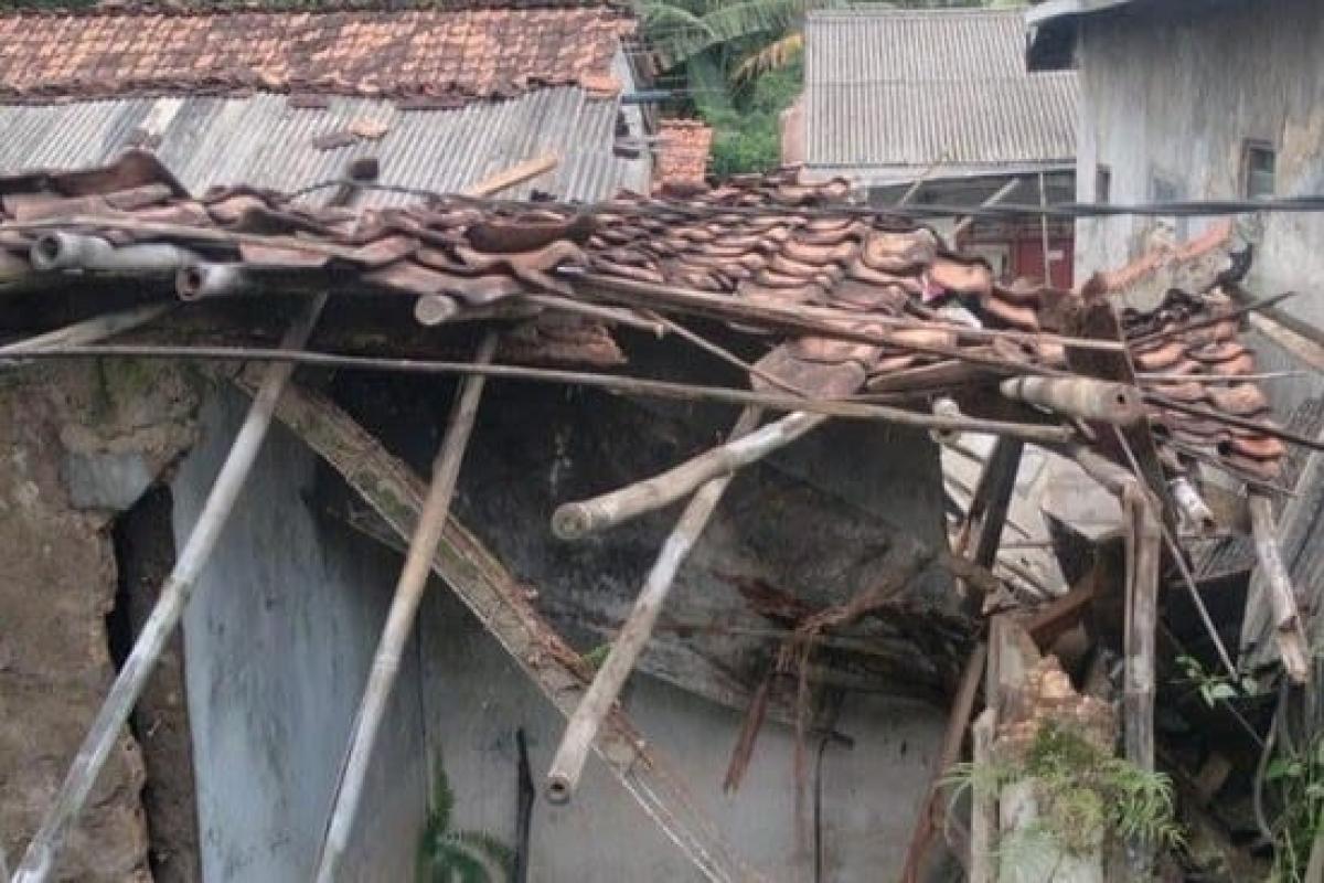 Angin Kencang Terjang Wanaherang, Dua Rumah Rusak dan Empat Warga Mengungsi