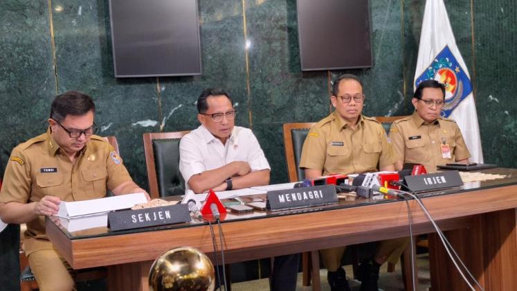 Bupati Nekat Umrah di Tengah Bencana: Mendagri Tito Bongkar Kronologi, Sanksi Pencopotan 3 Bulan!