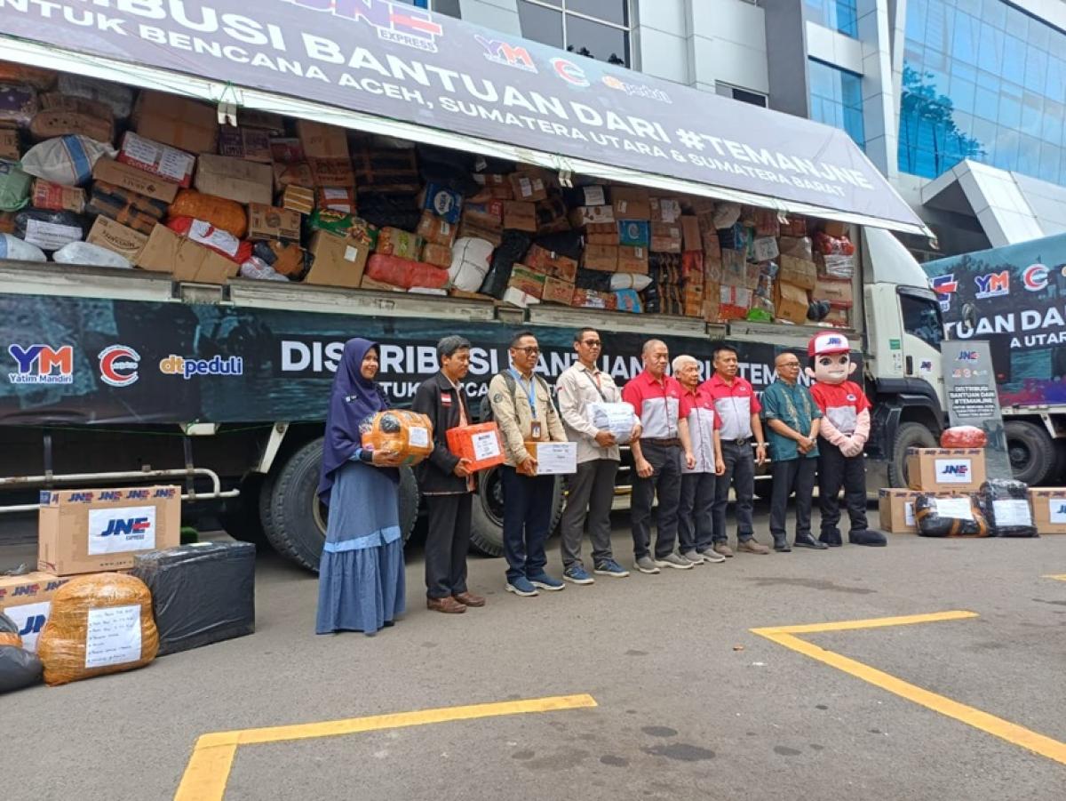 Heboh! JNE Lepas 500 Ton Bantuan Kemanusiaan untuk Tiga Provinsi Sumatera, Gratis Ongkir Jadi Senjata Utama