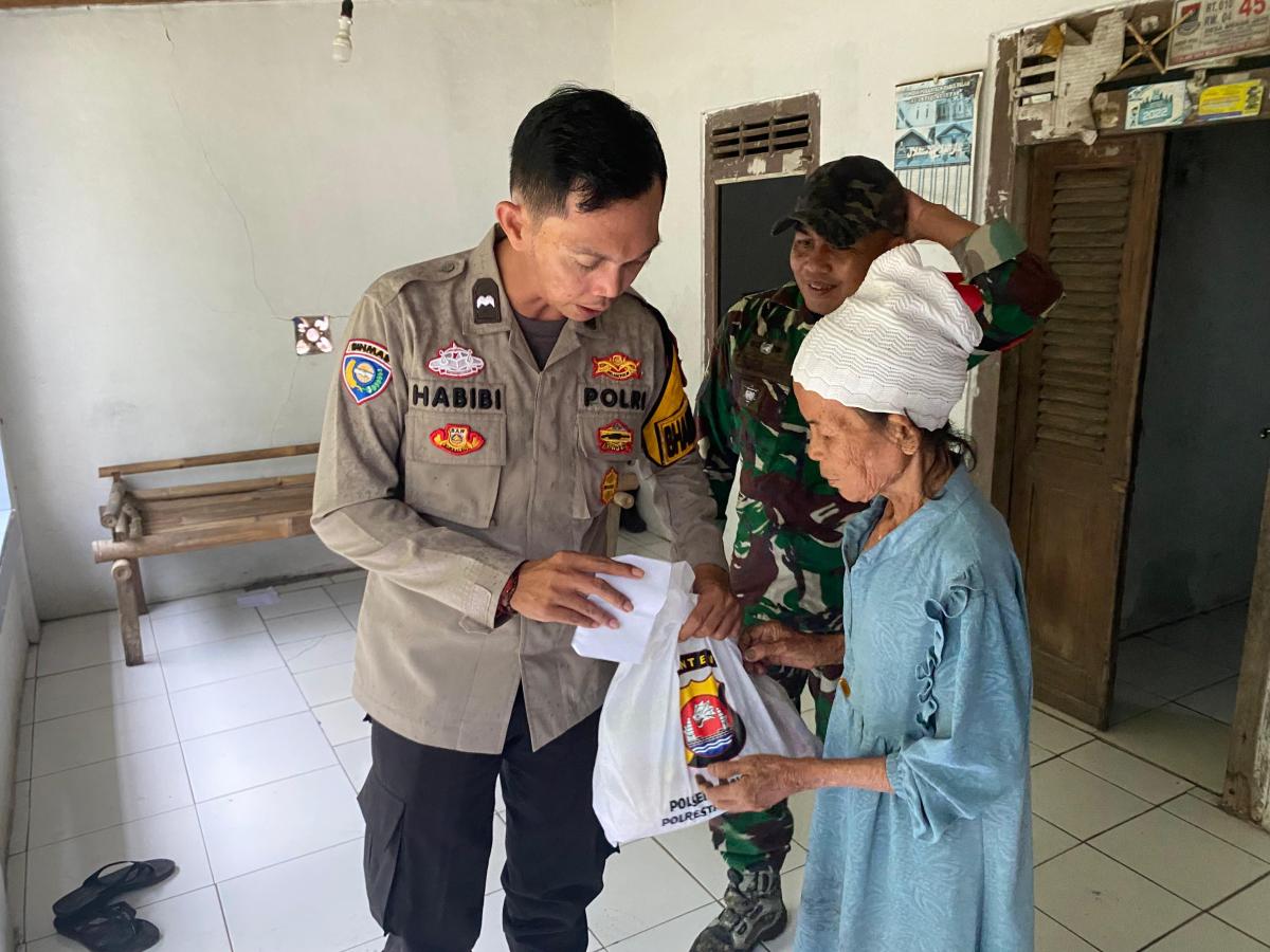 Lewat Bakso Urat, Polisi Panongan Tangerang Berikan Bantuan Kepada Masyarakat Miskin 