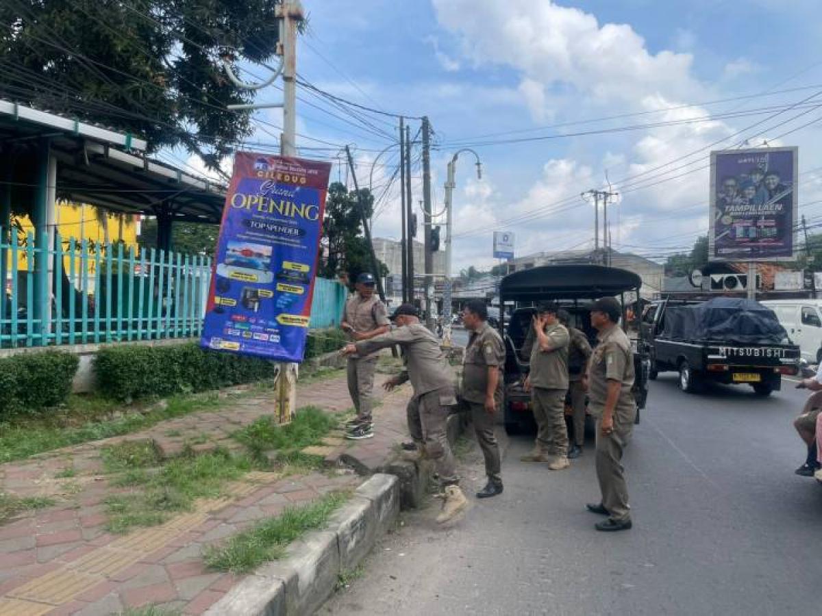 Trantib Tangerang Bersihkan Puluhan Spanduk Liar di Jalan Raya Protokol