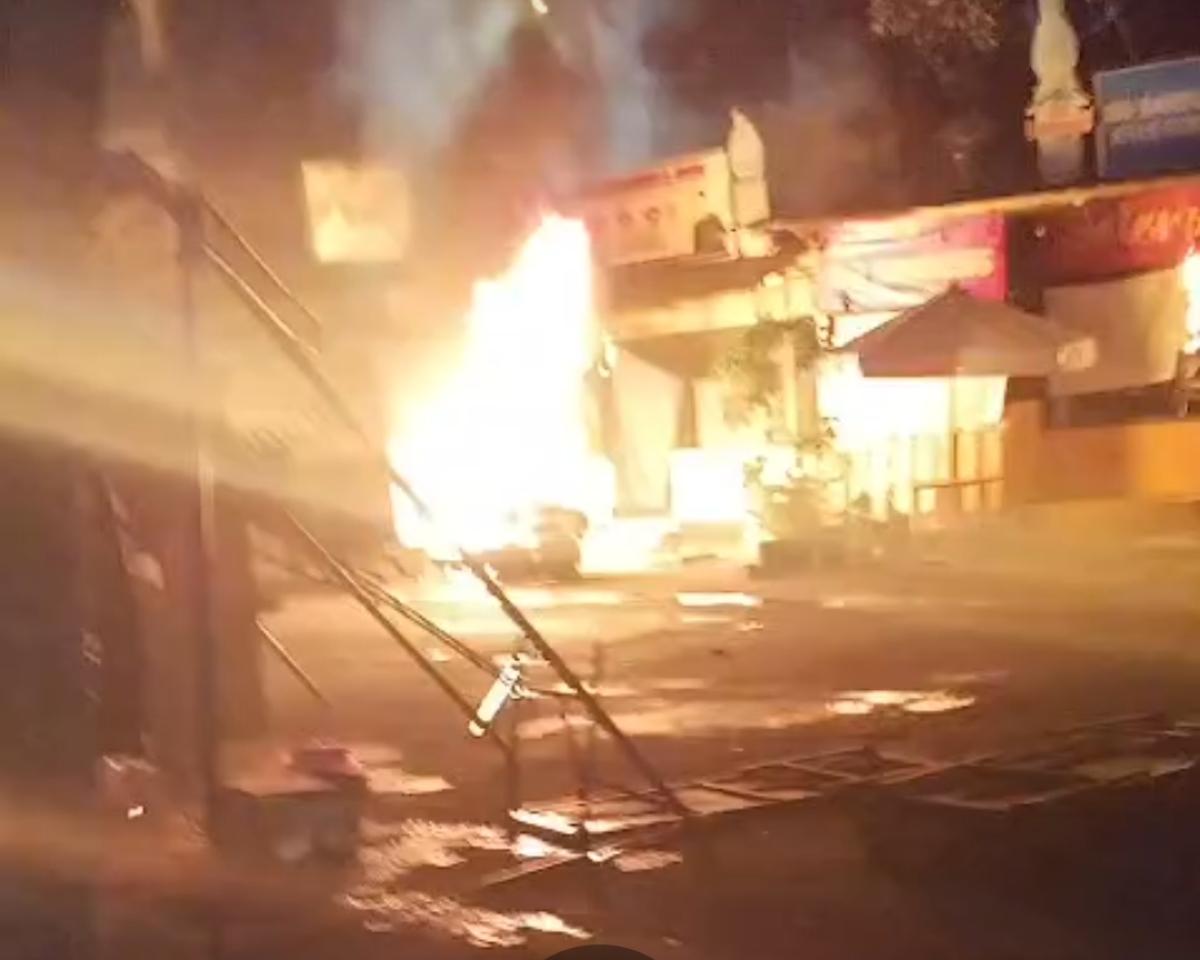 Debt Colector Dikeroyok hingga Tewas, Massa Ngamuk di Lokasi dan Bakar Warung