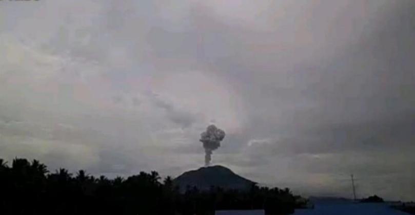 Gunung Ibu Kembali Erupsi, Kolom Abu Melesat 800 Meter