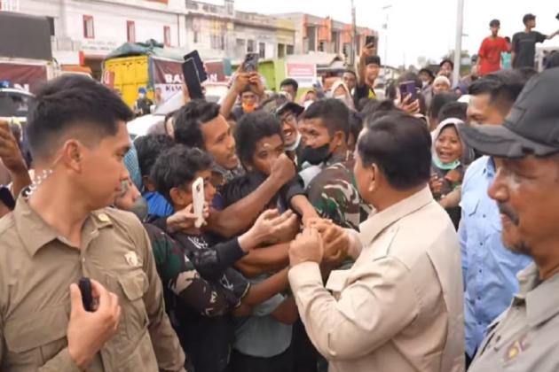 Prabowo Restui 125 Ribu Pakaian Gagal Ekspor untuk Pengungsi Banjir Sumatra, Dibebaskan dari PPN!