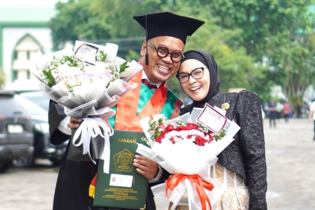 Uya Kuya Raih Gelar Magister Hukum Unissula, Tesisnya Kasus Penjarahan Rumah Sendiri