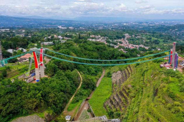Bukan di Bromo! Jembatan Kaca Terpanjang Indonesia Ada di Bogor, Panjangnya 275 Meter