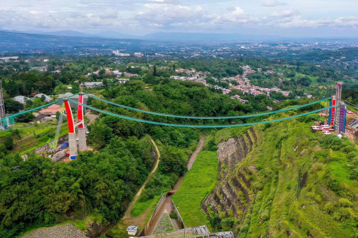 Bukan di Bromo! Jembatan Kaca Terpanjang Indonesia Ada di Bogor, Panjangnya 275 Meter