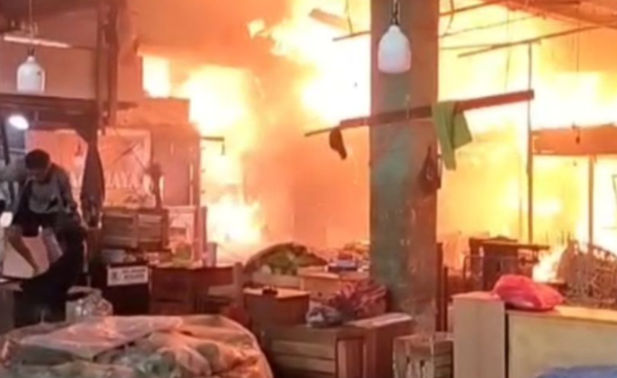 Kebakaran Hebat Landa Pasar Induk Kramat Jati Pagi Ini!