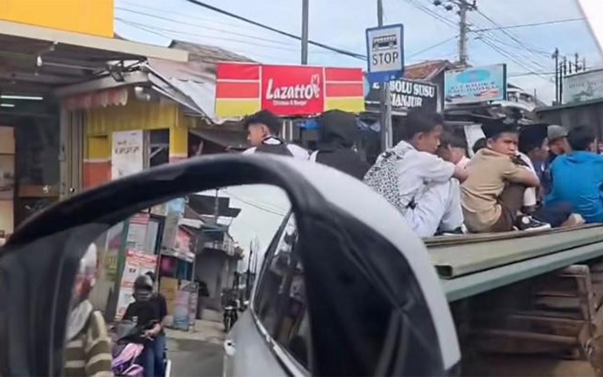 Awas Ketinggalan! KDM Pergoki Siswa Nekat Nebeng di Truk Terbuka, Langsung Kocar-Kacir Ketakutan